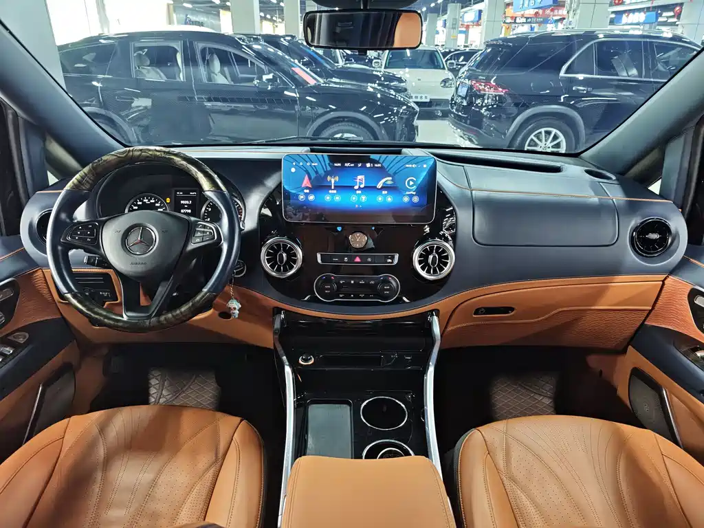 Mercedes-Benz Vito 2023 2.0T Elite 7 мест