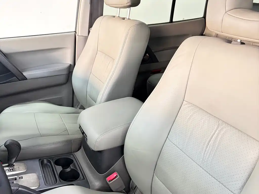 Mitsubishi Pajero — миниатюра 8