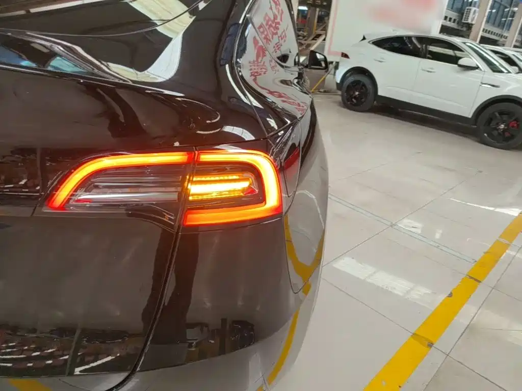 Tesla Model Y — миниатюра 8
