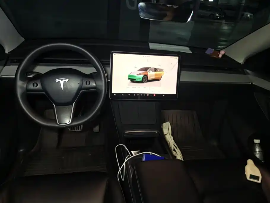 Tesla Model Y — миниатюра 12