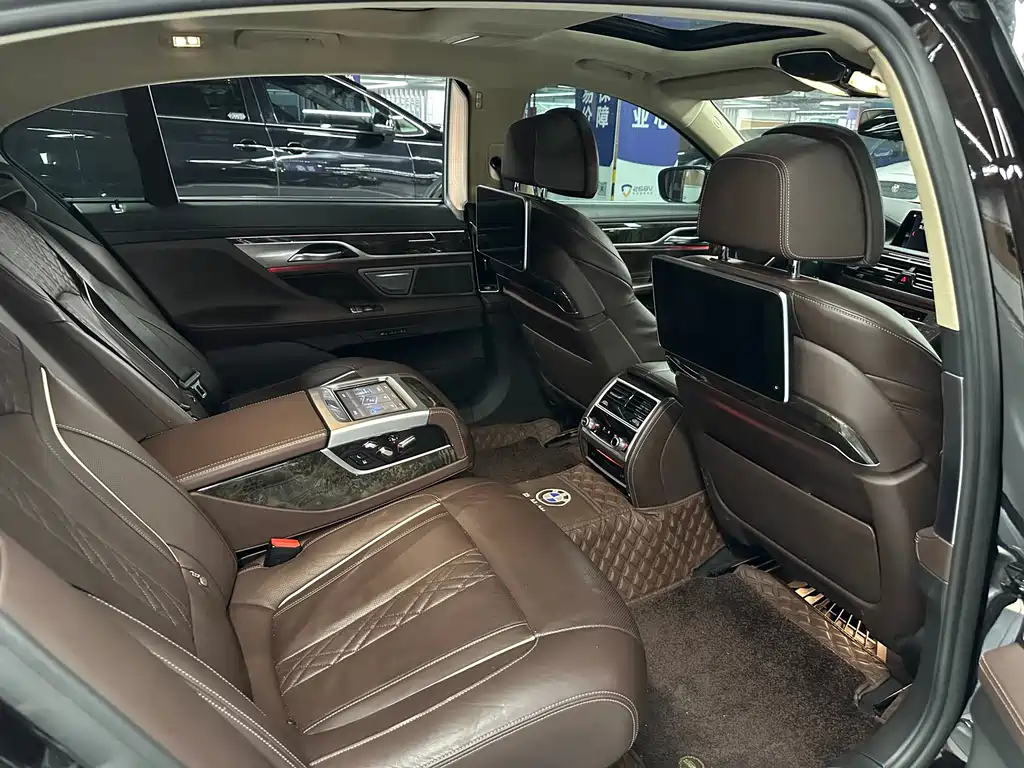 BMW 7 Series — миниатюра 11