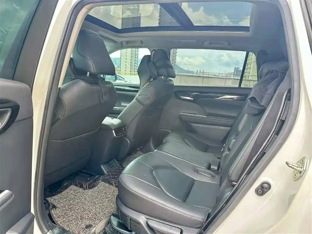 Toyota Highlander 2022 2.5L Luxury 7 мест