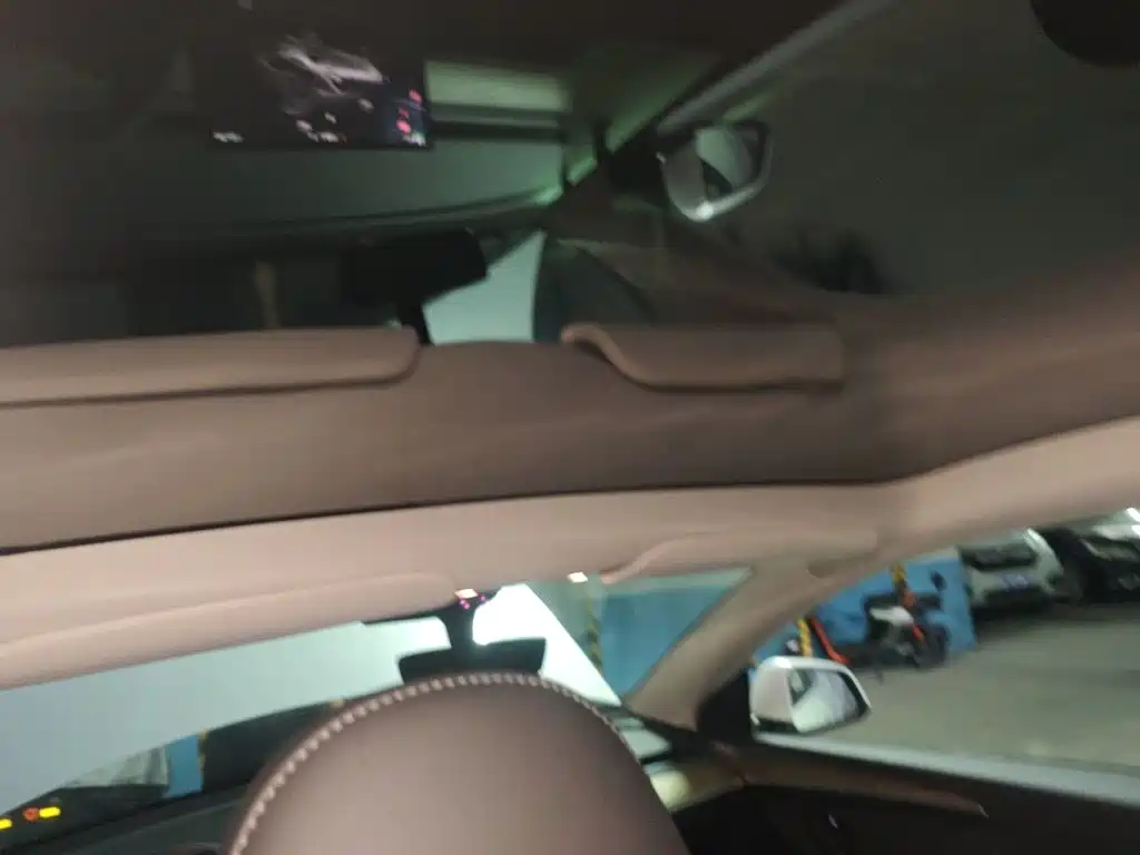 Tesla Model Y — миниатюра 9
