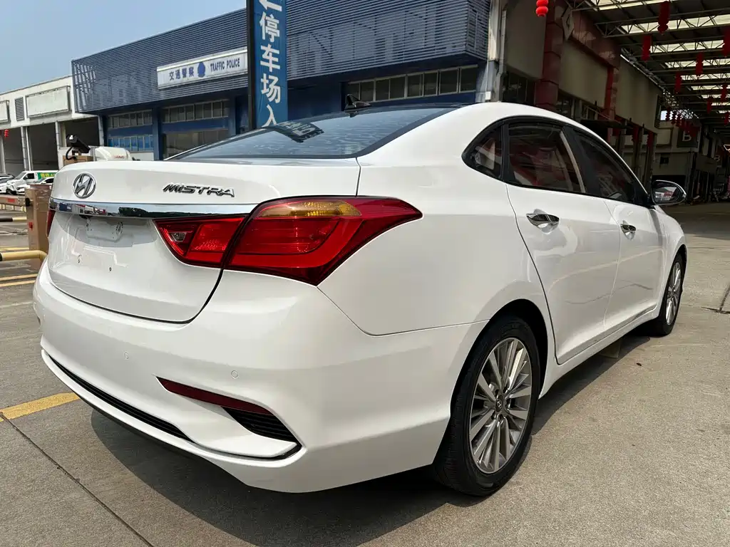 Hyundai Mistra 2017 1.8L AT GLS V