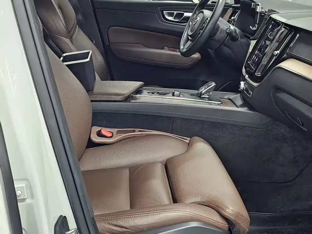 Volvo XC60 2022 T8 Luxury