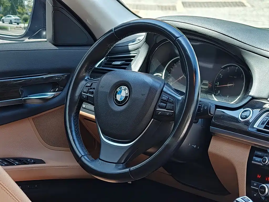 BMW 7 Series — миниатюра 11