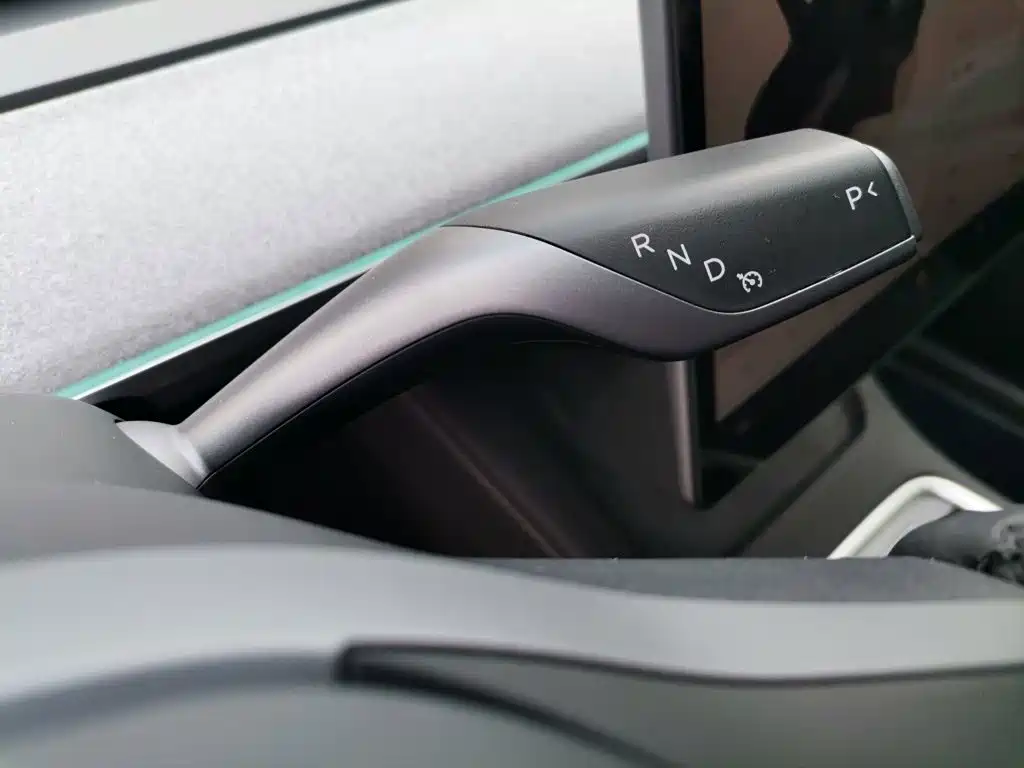 Tesla Model Y — миниатюра 15