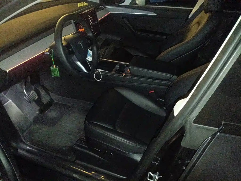 Tesla Model Y — миниатюра 12