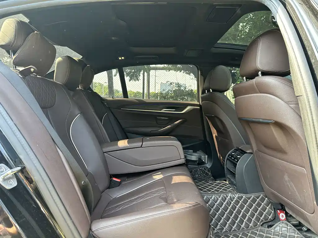 BMW 5 Series — миниатюра 9