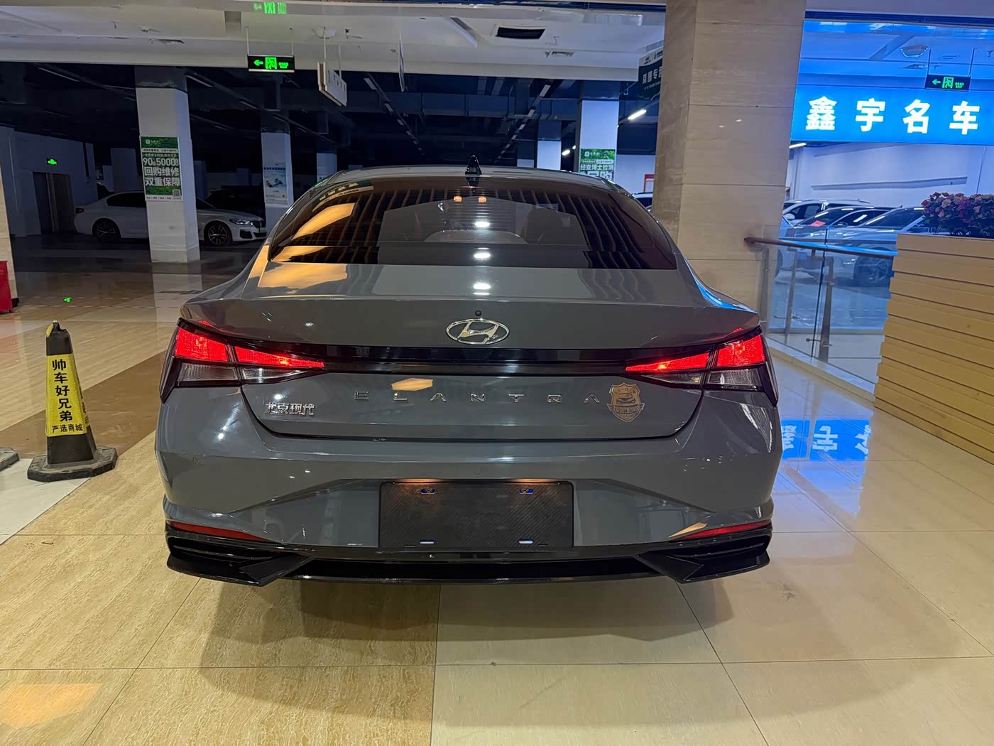 Hyundai Elantra 1.5 л 2023 г. Серебристо-серый, пробег 42000 км