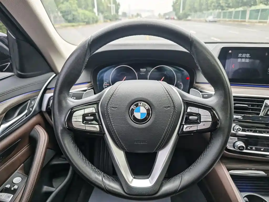 BMW 5 Series — миниатюра 13