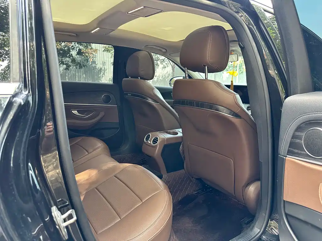 Mercedes-Benz E-Class — миниатюра 10