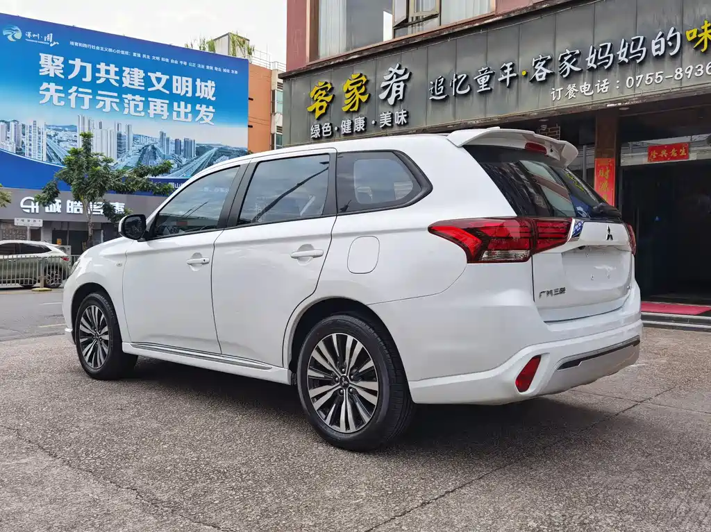 MITSUBISHI OUTLANDER