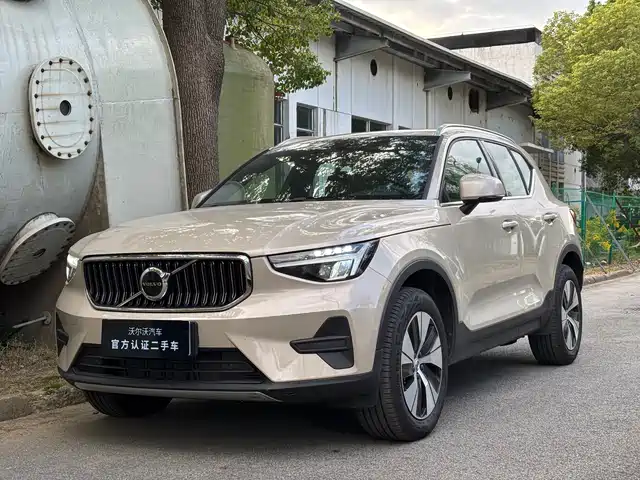 VOLVO XC40 2025