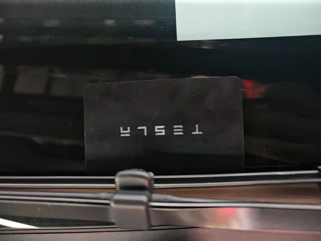 Tesla Model Y — миниатюра 9