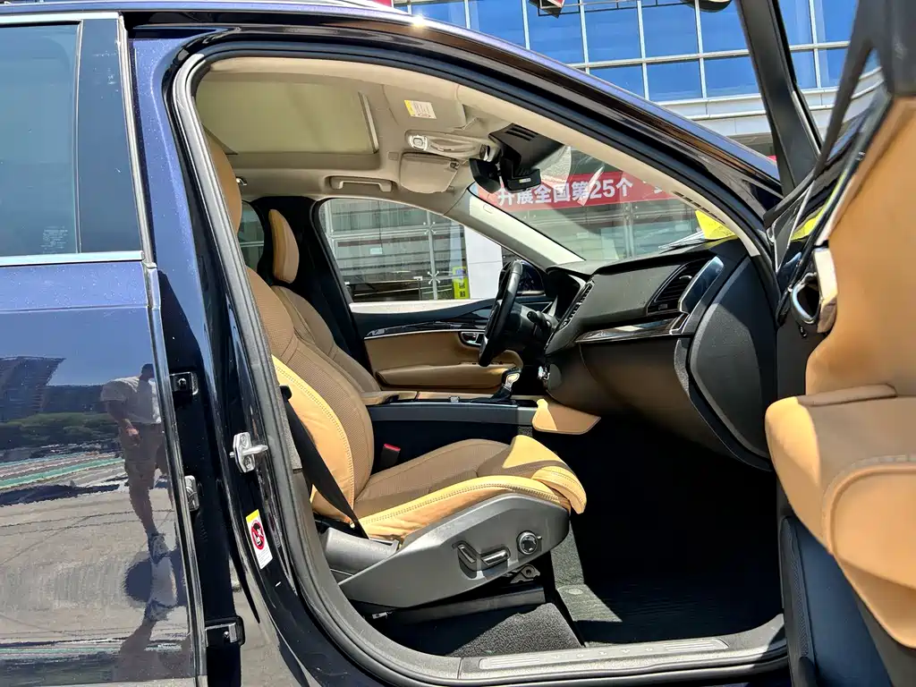 Volvo XC90 2015 T6 5 мест