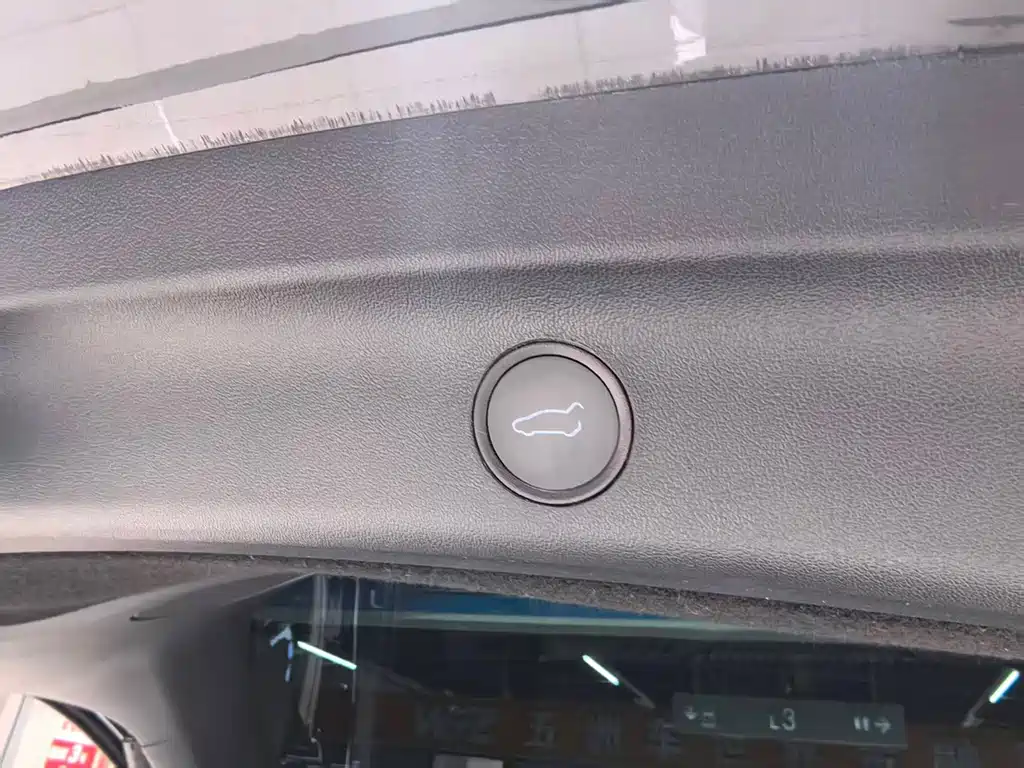 Tesla Model Y — миниатюра 11