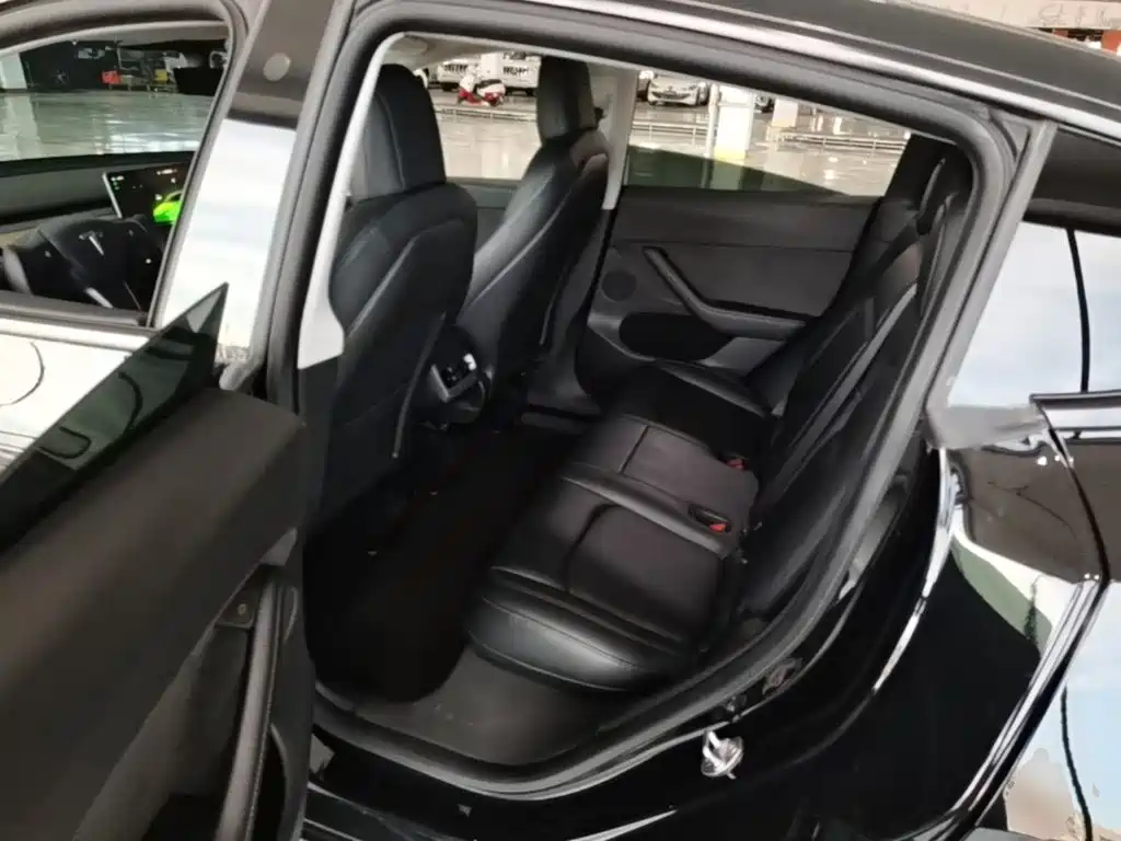 Tesla Model Y — миниатюра 17