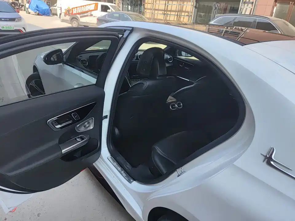 Mercedes-Benz C-Class — миниатюра 6