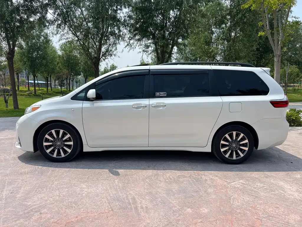 Toyota Sienna — миниатюра 2