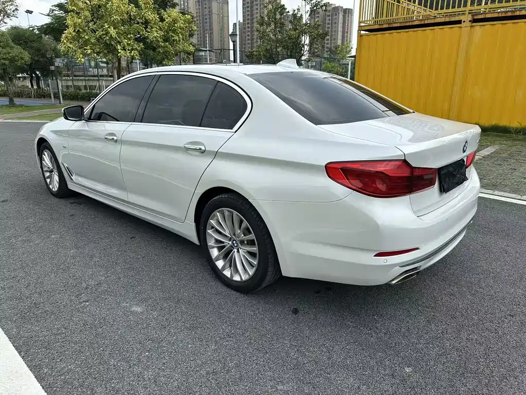BMW 5 Series — миниатюра 7