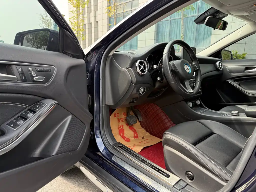 MERCEDES-BENZ  GLA