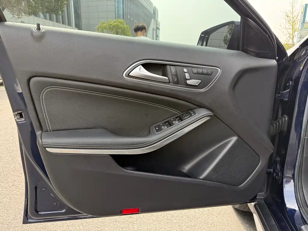 MERCEDES-BENZ  GLA