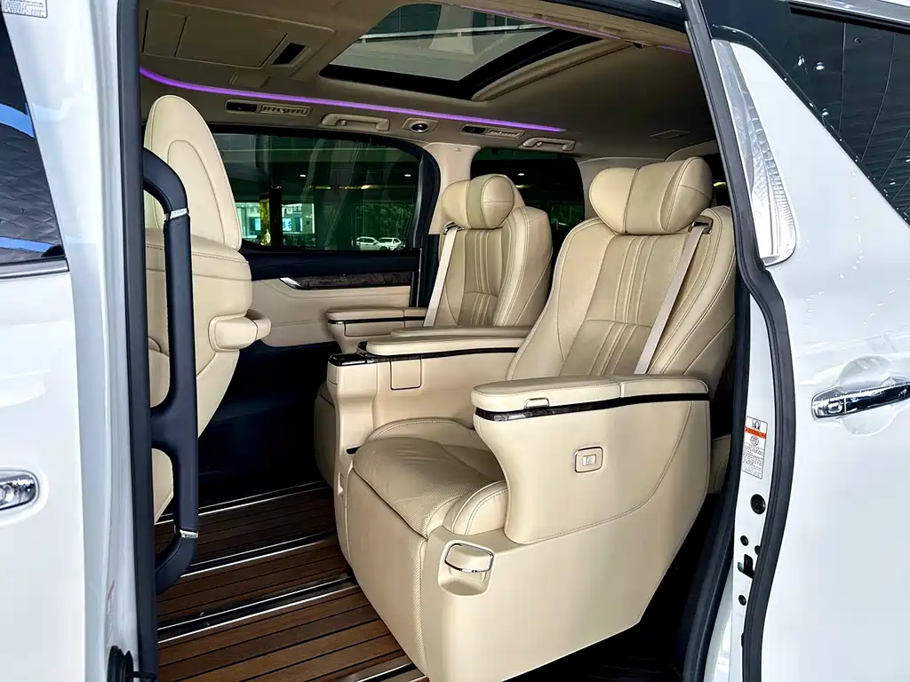 Toyota Alphard — миниатюра 7