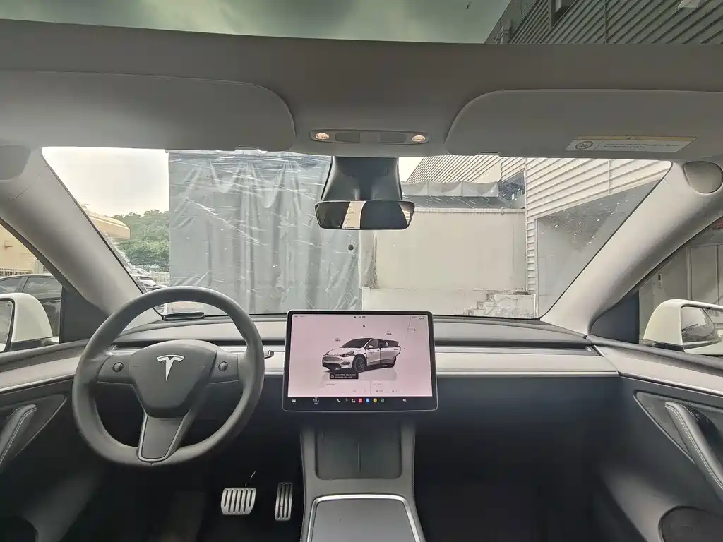 Tesla Model Y — миниатюра 11