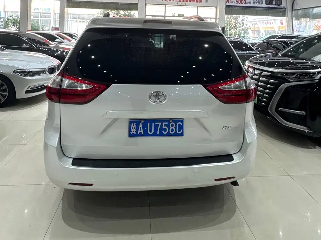 Toyota Sienna — миниатюра 9