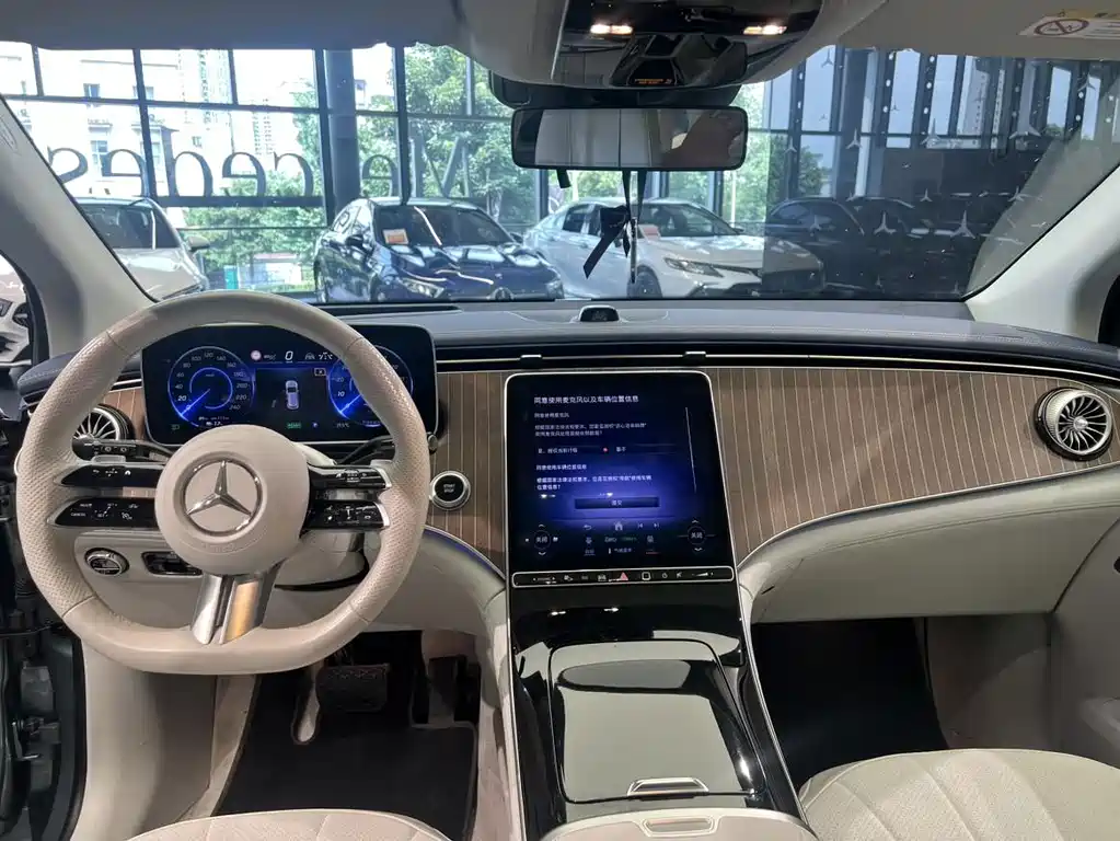 Mercedes-Benz EQE SUV — миниатюра 9