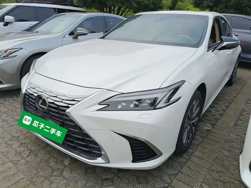 Lexus ES 2025