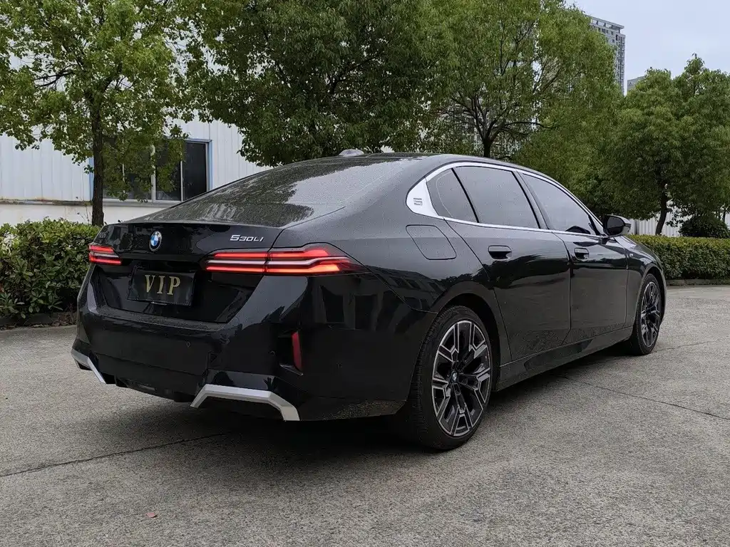 BMW 5 Series — миниатюра 9