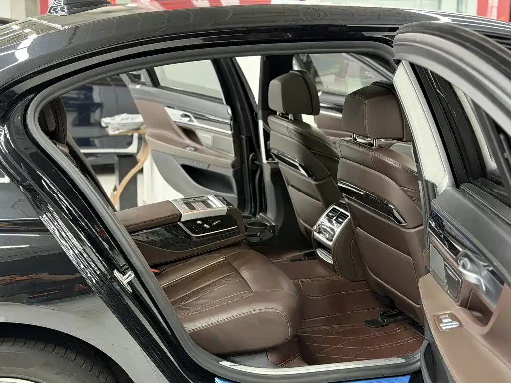 BMW 7 Series — миниатюра 10