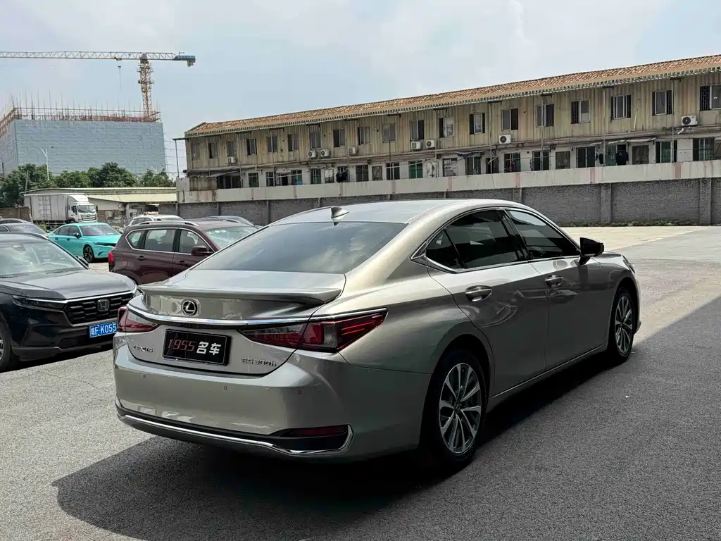 Lexus ES — миниатюра 9