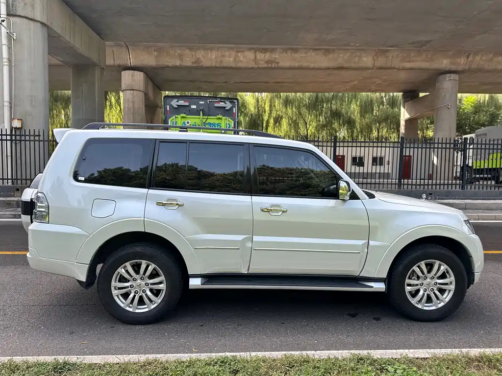 Mitsubishi Pajero (Import) — миниатюра 4