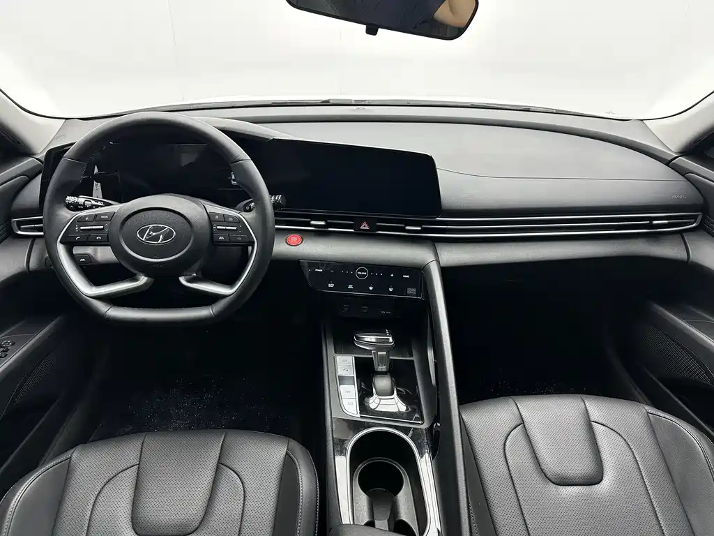 Hyundai Elantra 2022 1.5L CVT LUX Luxury