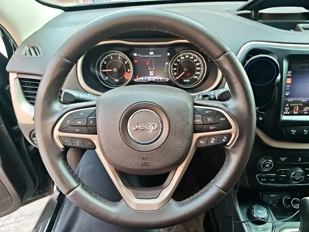 Jeep Cherokee (Import) — миниатюра 3