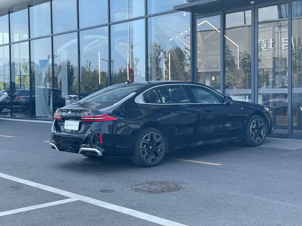 BMW 5 Series — миниатюра 8