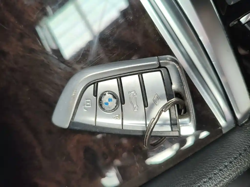 BMW 5 Series — миниатюра 9