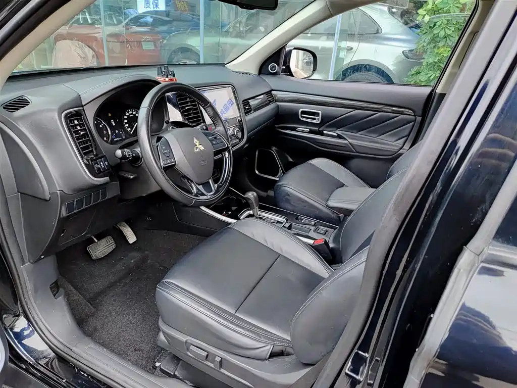 MITSUBISHI OUTLANDER