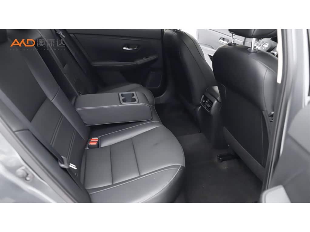 Nissan Sylphy 1.6 л 2021 г. Серебристо-серый, пробег 32000 км