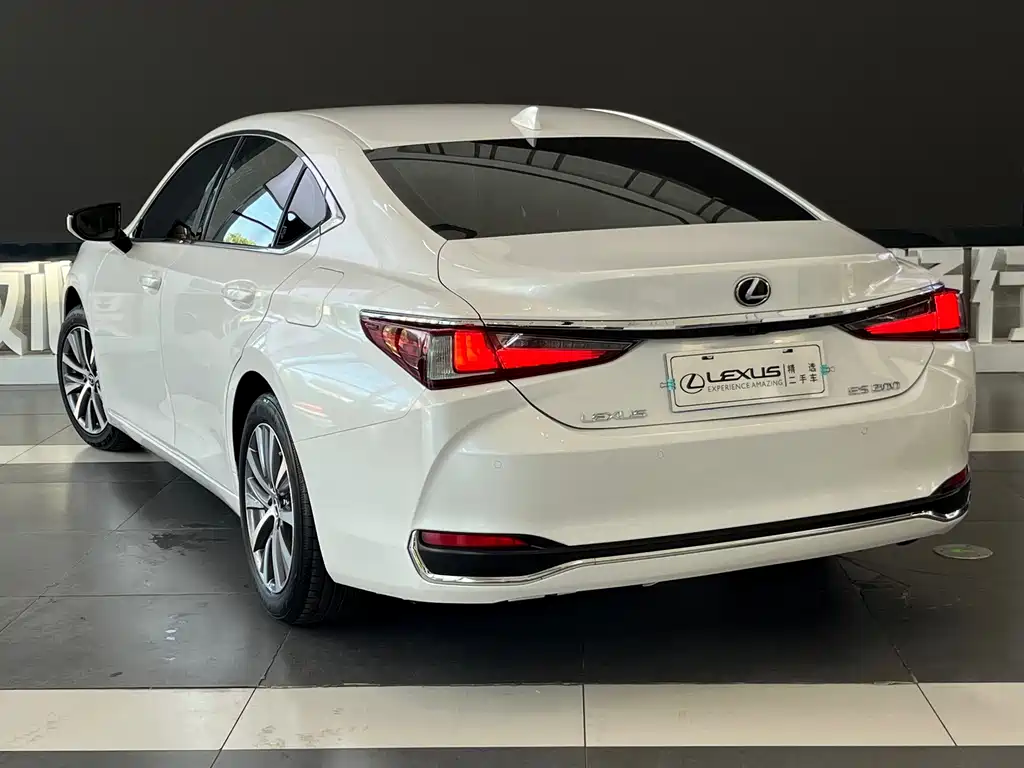 Lexus ES — миниатюра 6