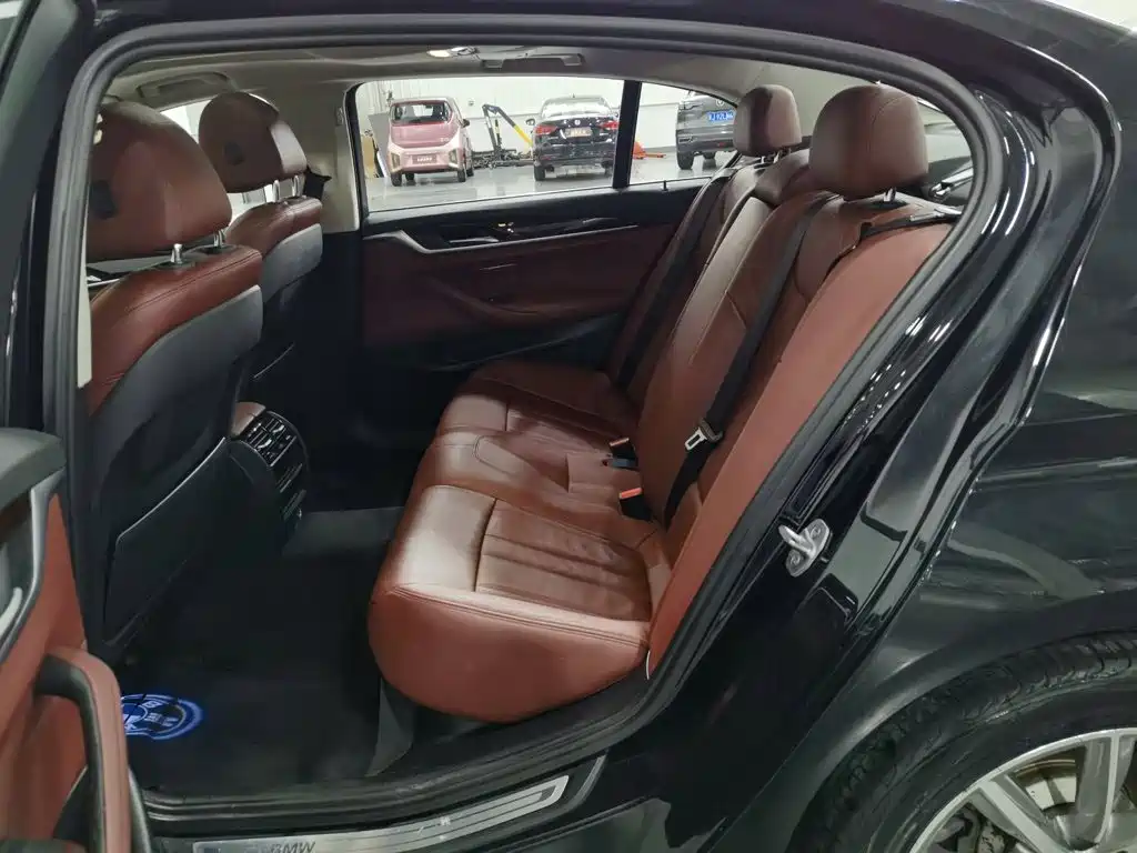 BMW 5 Series — миниатюра 15