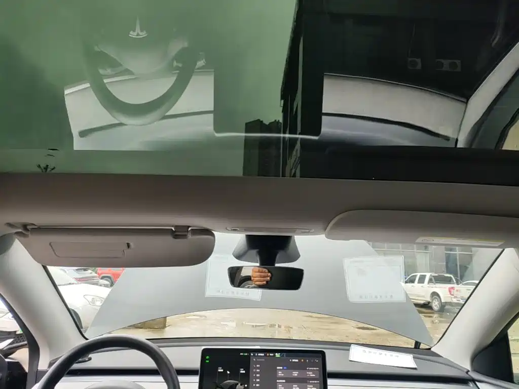 Tesla Model Y — миниатюра 18