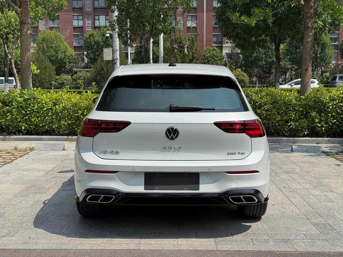 Volkswagen Golf 1.4 л 2023 г. Белый, пробег 6000 км