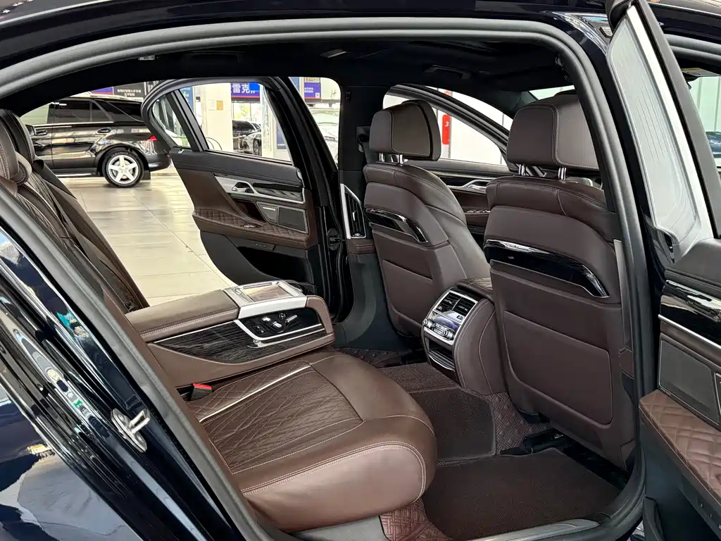 BMW 7 Series — миниатюра 10