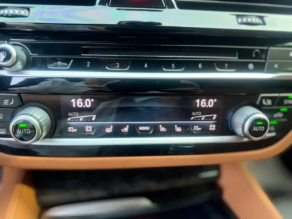 BMW 5 Series — миниатюра 11