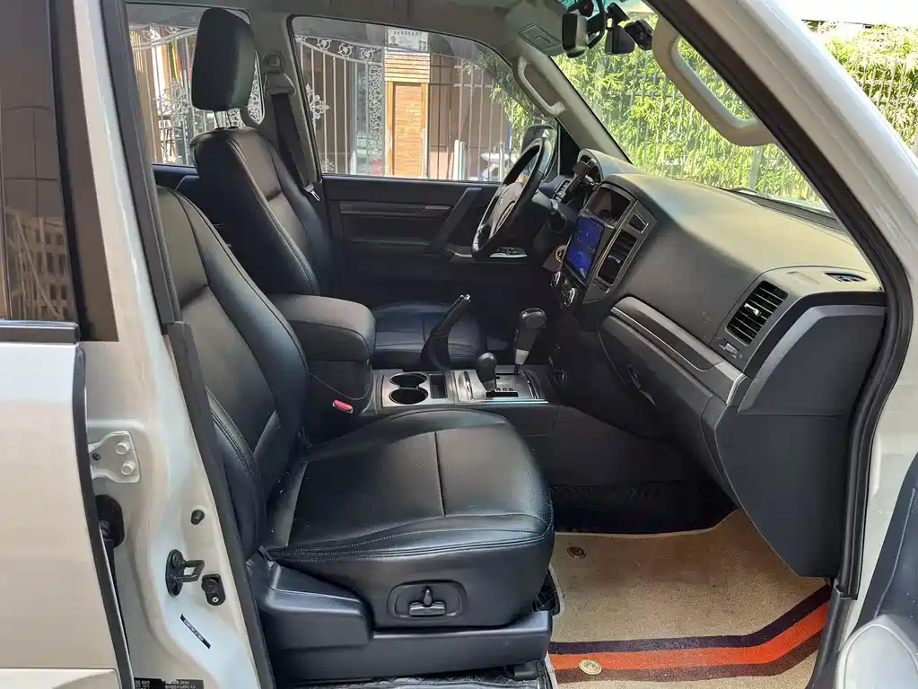 Mitsubishi Pajero (Import) — миниатюра 7