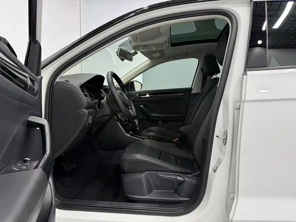 Volkswagen T-Roc — миниатюра 16